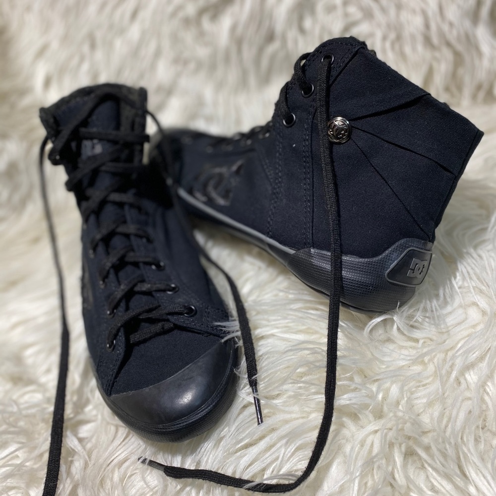 DC Shoe Co. Chelsea Shoes Size 8 Womens